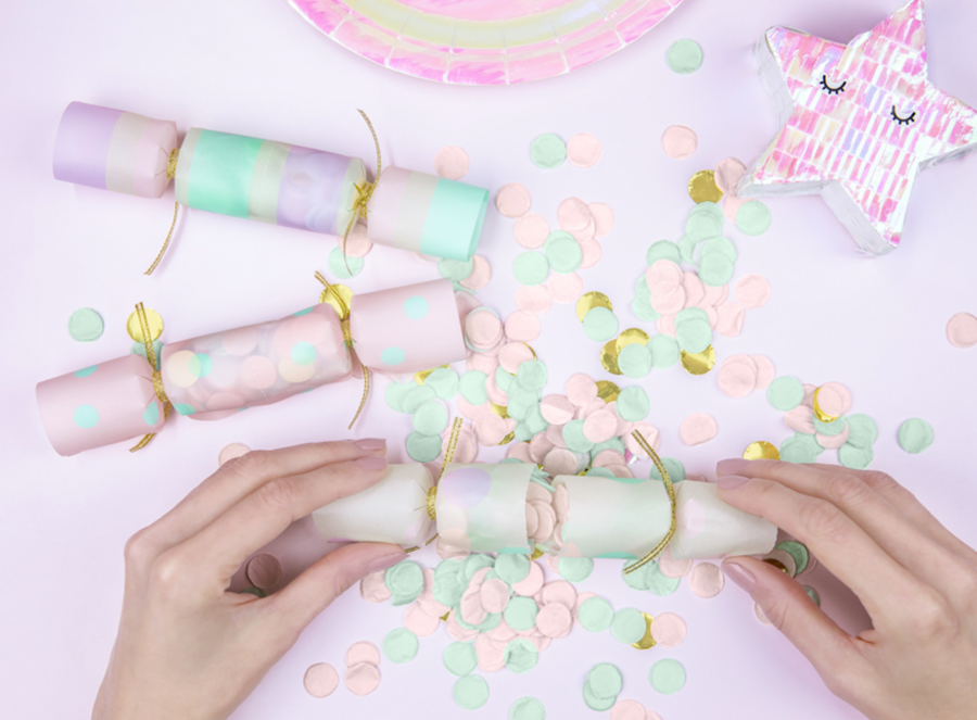 Set of 6 confetti crackers in pastel